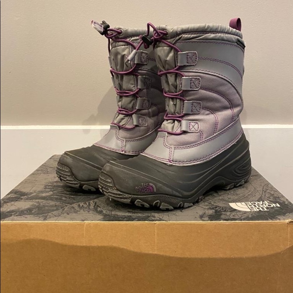 Lightly used North face alpenglow IV boots